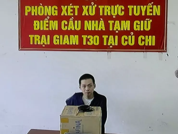Bị cáo Trịnh Hùng Mạnh tại điểm cầu trại tạm giam. Ảnh: SONG MAI