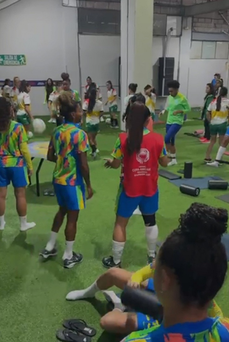 Các cầu thủ Brazil khởi động trong căn phòng nhỏ không quá 20 mét vuông.