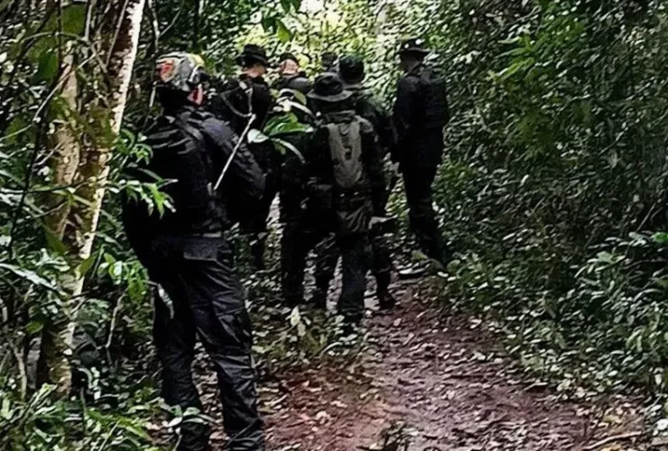 Các binh sĩ Thái Lan dìu một đồng đội bị thương do nổ mìn trong lúc tuần tra biên giới ngày 23-7. Ảnh: BANGKOK POST Các binh sĩ Thái Lan dìu một đồng đội bị thương do nổ mìn trong lúc tuần tra biên giới ngày 23-7. Ảnh: BANGKOK POST