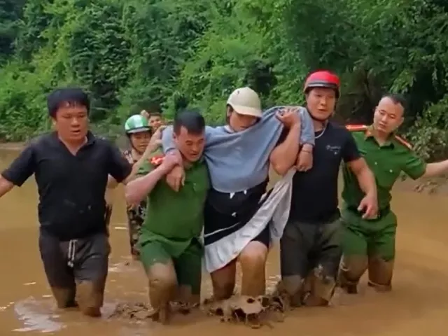 Công an xã vượt lũ đẩy cano đưa sản phụ đi sinh