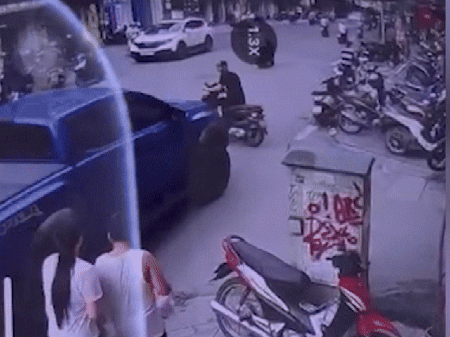 Khoảnh khắc ôtô bán tải đâm loạt xe máy, cuốn một người vào gầm