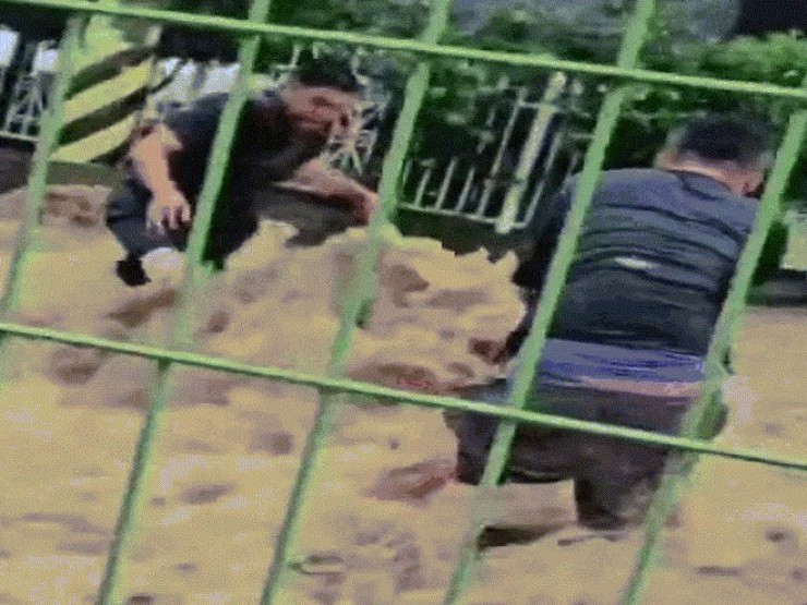Chủ tiệm ô tô và nhân viên hết mình giải cứu cụ ông 70 tuổi giữa dòng nước xiết