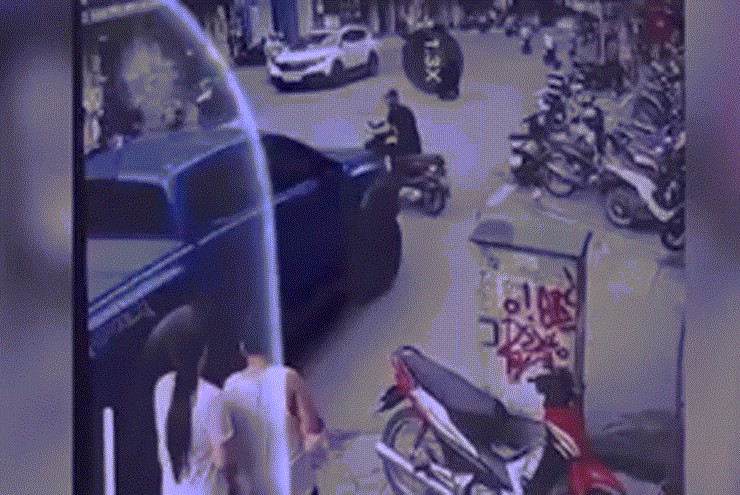 Khoảnh khắc ôtô bán tải đâm loạt xe máy, cuốn một người vào gầm
