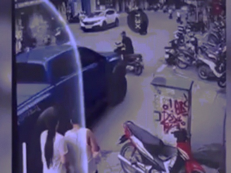Khoảnh khắc ôtô bán tải đâm loạt xe máy, cuốn một người vào gầm