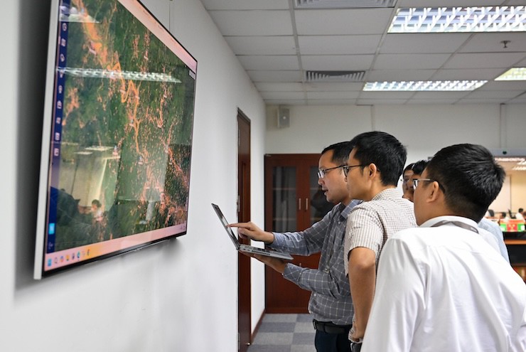 Các kỹ thuật viên Viettel đang kiểm tra sóng viễn thông tại khu vực ngập lụt ở Nghệ An.