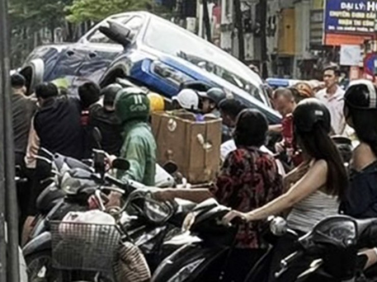 Hà Nội: Ô tô tông liên hoàn nhiều xe máy tại phố Khâm Thiên