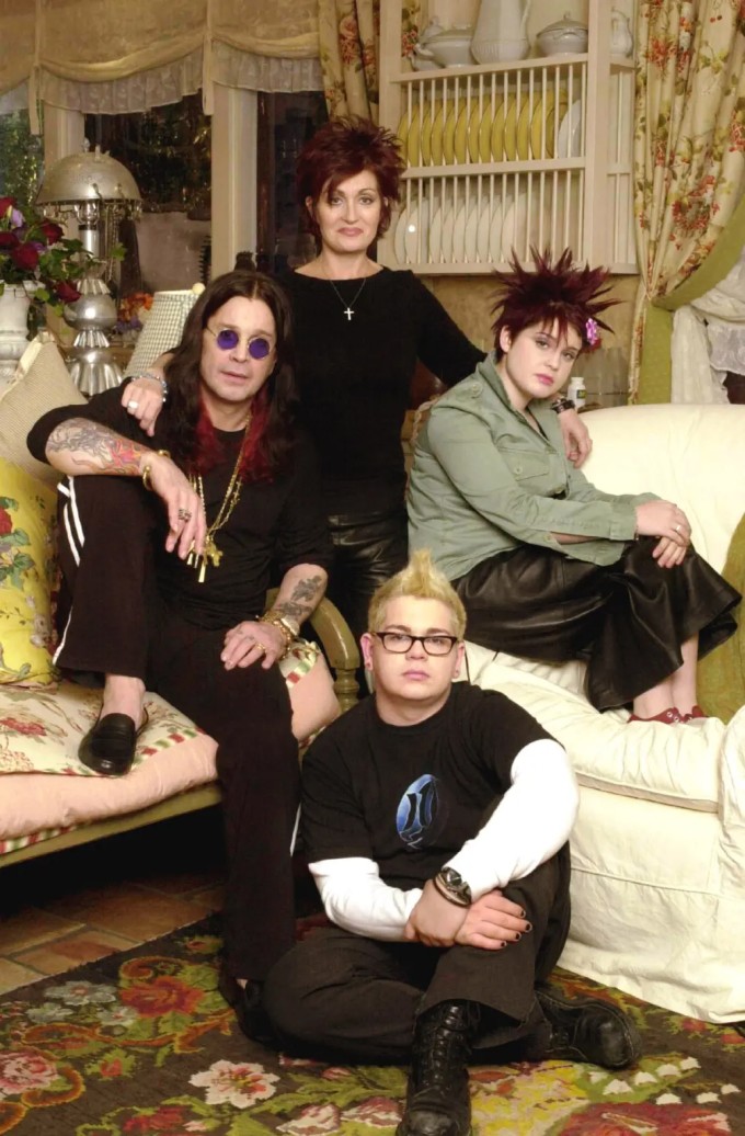 Rocker bên vợ và hai con út trong chương trình truyền hình thực tế. Ảnh: MTV