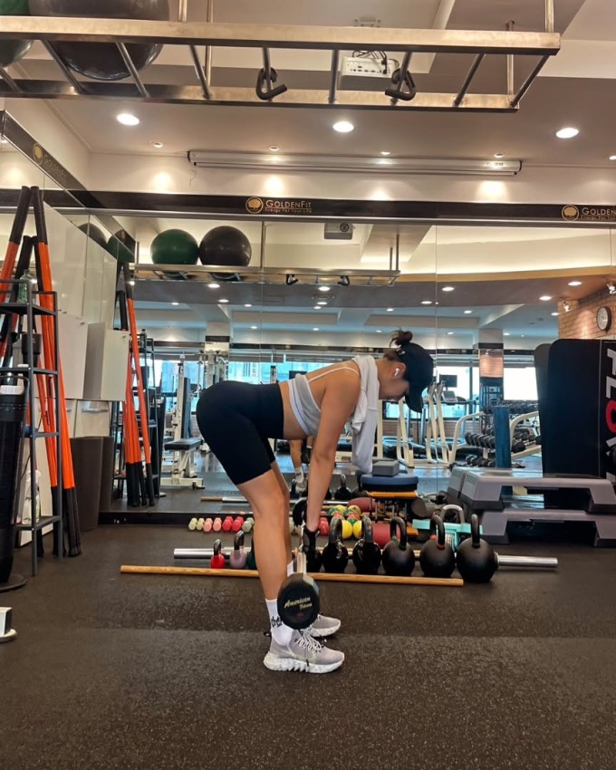 Soyou chăm chỉ tập tạ 5 buổi mỗi tuần kết hợp tập cardio và yoga để giảm cân.
