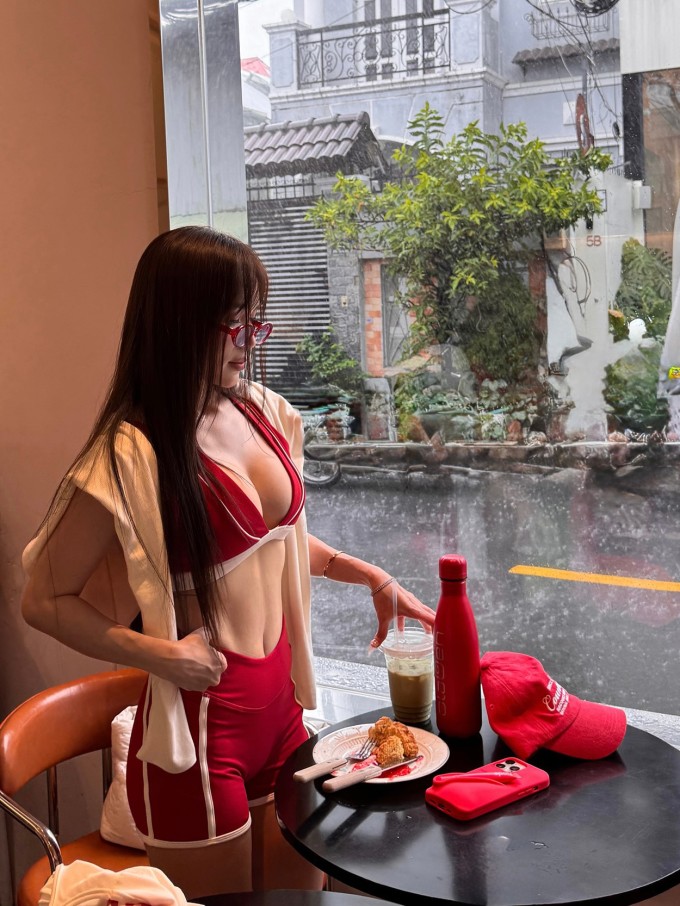 Sĩ Thanh lên đồ sexy đi cà phê.