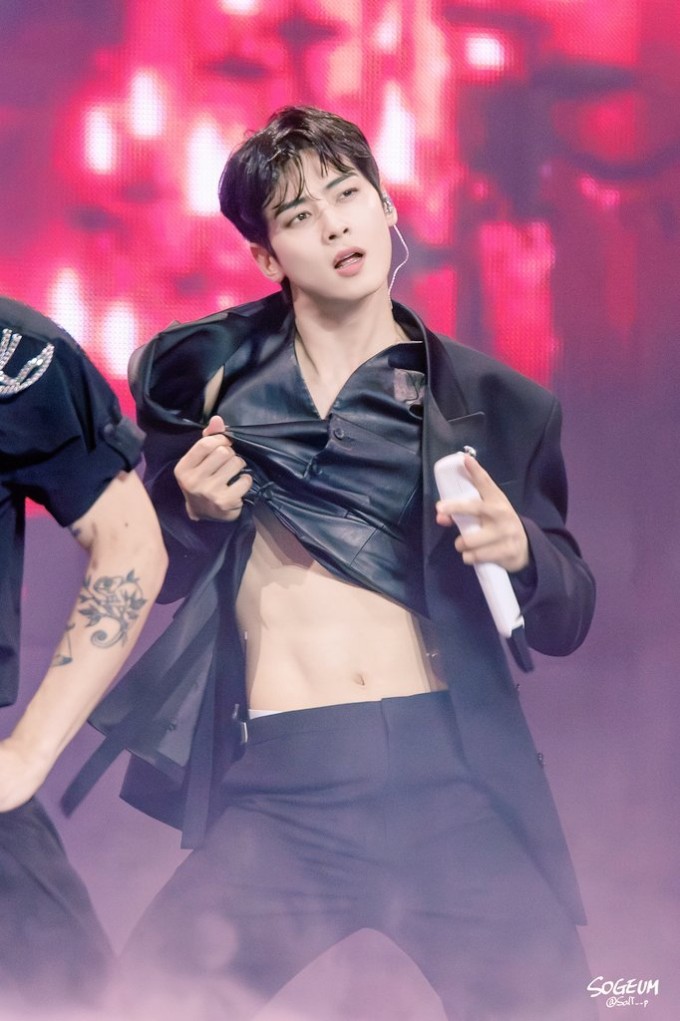 Cha Eun Woo diễn trên sân khấu. Ảnh: SG