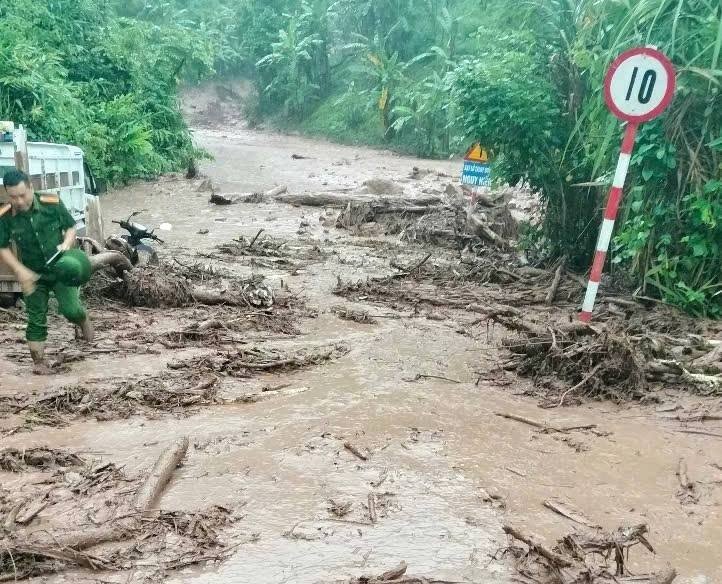 Người dân chờ vớt tài sản bị nước lũ cuốn trôi trong đêm - 6