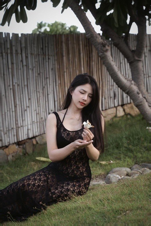 Vợ Phan Mạnh Quỳnh chuộng váy áo gợi cảm khi đi nghỉ dưỡng. Ảnh: FB Huỳnh Khánh Vy.