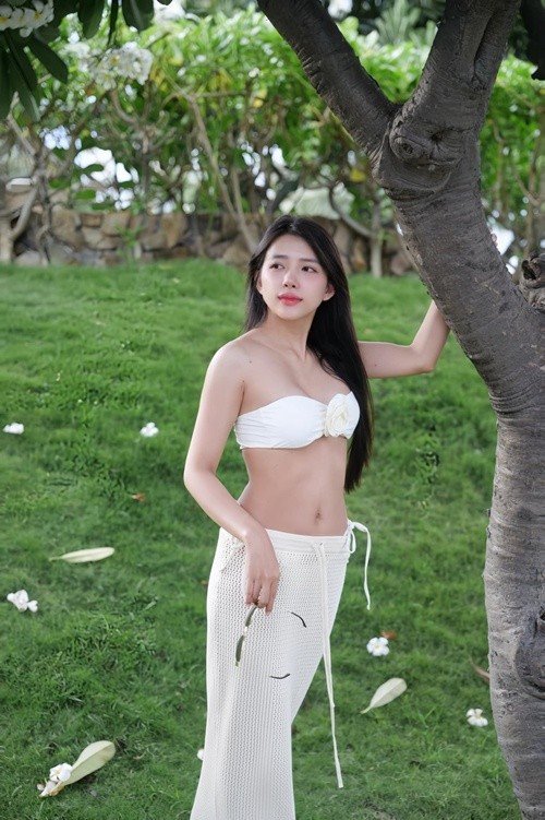 Khánh Vy khoe dáng nuột nà khiến người đối diện khó rời mắt. Ảnh: FB Huỳnh Khánh Vy.