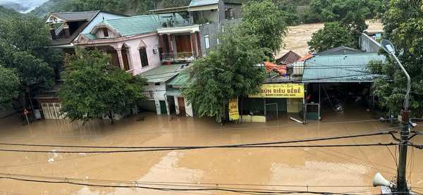 Xã Mường Xén chìm trong biển nước, điện bị cắt hoàn toàn.