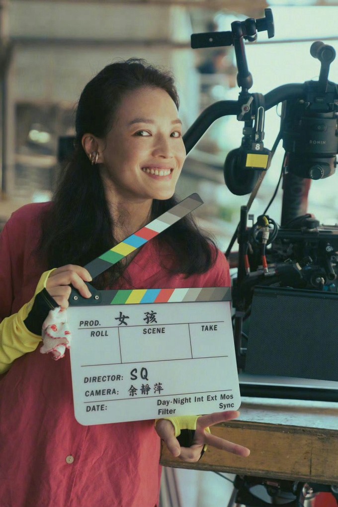 Thư Kỳ trên trường quay "Con gái". Ảnh: Weibo Shu Qi