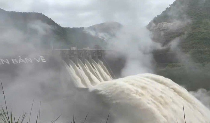 Lưu lượng nước về khu vực lòng hồ Thủy điện Bản Vẽ giảm xuống còn 5.200m3/s vào trưa ngày 23-7