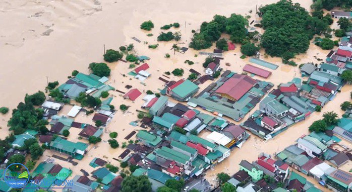 Sáng 23-7, nhiều nhà dân ở Nghệ An vẫn ngập chìm trong nước lũ. Ảnh: Cơ quan chức năng cung cấp