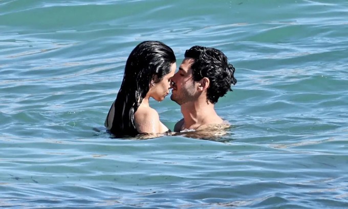 Ca sĩ Camila Cabello, 28 tuổi, và doanh nhân Henry Junior Chalhoub, 38 tuổi, trao nụ hôn tình tứ giữa sóng biển hôm 21/7.