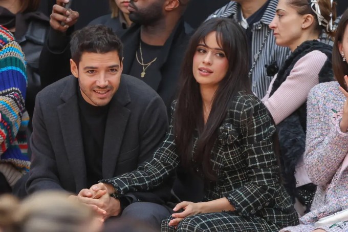 Bạn trai nắm tay Camila Cabello khi ngồi hàng ghế đầu xem show Chanel tại Tuần lễ thời trang Paris. Trước Henry, Camila có cuộc tình nổi tiếng với nam ca sĩ Shawn Mendes - người cộng tác cùng cô trong ca khúc 'Señorita' năm 2019.
