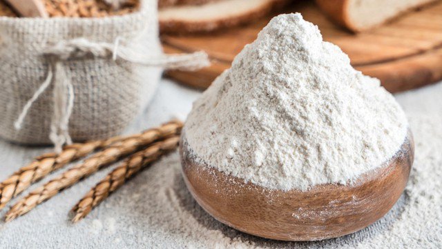 Bột mì có khả năng hút ẩm và loại bỏ chất nhờn, từ đó giúp giảm mùi tanh của cá.