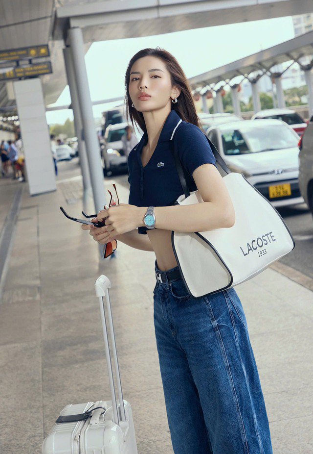 Nàng hậu diện quần jean, áo croptop khoe eo thon quyến rũ.