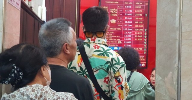 Giá vàng tăng mạnh, nhiều người kéo cả "họ hàng...