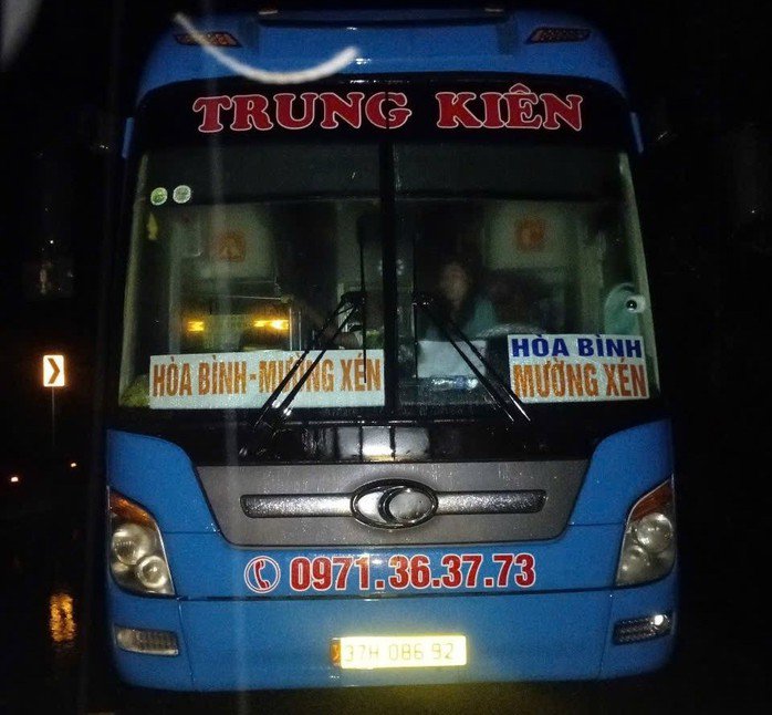 Hình ảnh xe khách bị mắc kẹt do nước lũ chia cắt. Ảnh: MXH