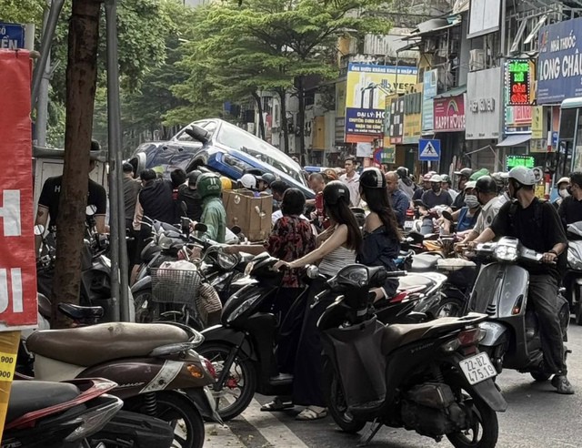 Hà Nội: Ô tô tông liên hoàn nhiều xe máy tại phố Khâm Thiên - 1