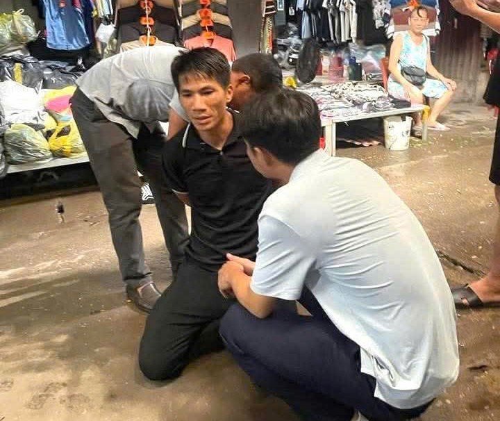 Đối tượng Đặng Quang Dũng bị tóm gọn tại chợ Bố Hạ, tỉnh Bắc Ninh.