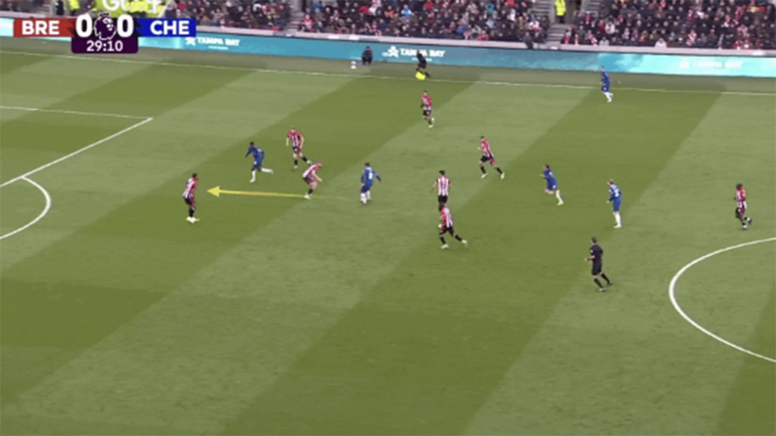 Jackson lách vào khoảng trống giữa các hậu vệ Brentford để phá bẫy việt vị