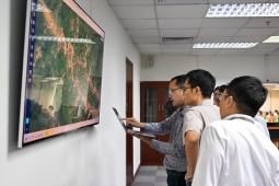 Ngập lụt, sạt lở ở Nghệ An: Dùng máy bay không người lái phát sóng di động