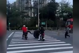Clip: Thanh niên phi xe chặn lốp ô tô lăn giữa đường và cái kết  cực thốn 