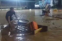 VIDEO: Nước lũ cuồn cuộn cuốn trôi nhiều nhà cửa, tài sản của người dân trong đêm