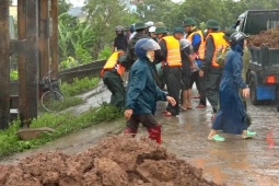 Hưng Yên: Vỡ khoảng 7m đê bối, di dời 42 hộ dân