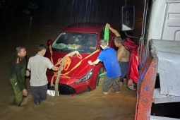 Người dân Nghệ An trắng đêm chạy lũ