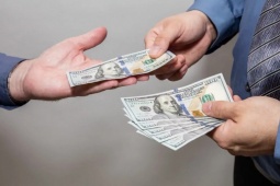 Bỏ vài nghìn mua chai nước hết hạn, được bồi thường hơn 3 triệu đồng