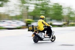 Phóng viên  khóc thét  khi thử làm shipper: 4 tiếng chạy 40km, chỉ kiếm hơn 300.000 đồng