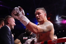 Usyk vĩ đại bậc nhất lịch sử boxing, thắng nhưng " không thể hưởng niềm vui "