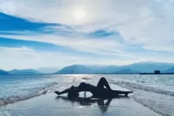 Điệp Sơn đẹp mê hồn với con đường cát nối tam đảo giữa biển khơi