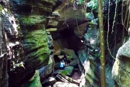 Hang đá hàng trăm triệu năm ở Đà Nẵng giống 'Công viên Kỷ Jura'
