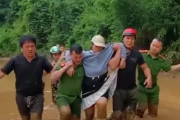 Công an xã vượt lũ đẩy cano đưa sản phụ đi sinh