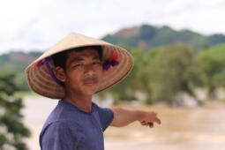 Người dân rưng rưng kể lại khoảnh khắc lũ dữ ập về:  ' Nhà trôi hết rồi, mất hết rồi… ' 