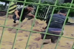 Chủ tiệm ô tô và nhân viên hết mình giải cứu cụ ông 70 tuổi giữa dòng nước xiết