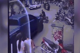 Khoảnh khắc ôtô bán tải đâm loạt xe máy, cuốn một người vào gầm