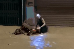 Tin tức trong ngày - Người dân chờ vớt tài sản bị nước lũ cuốn trôi trong đêm