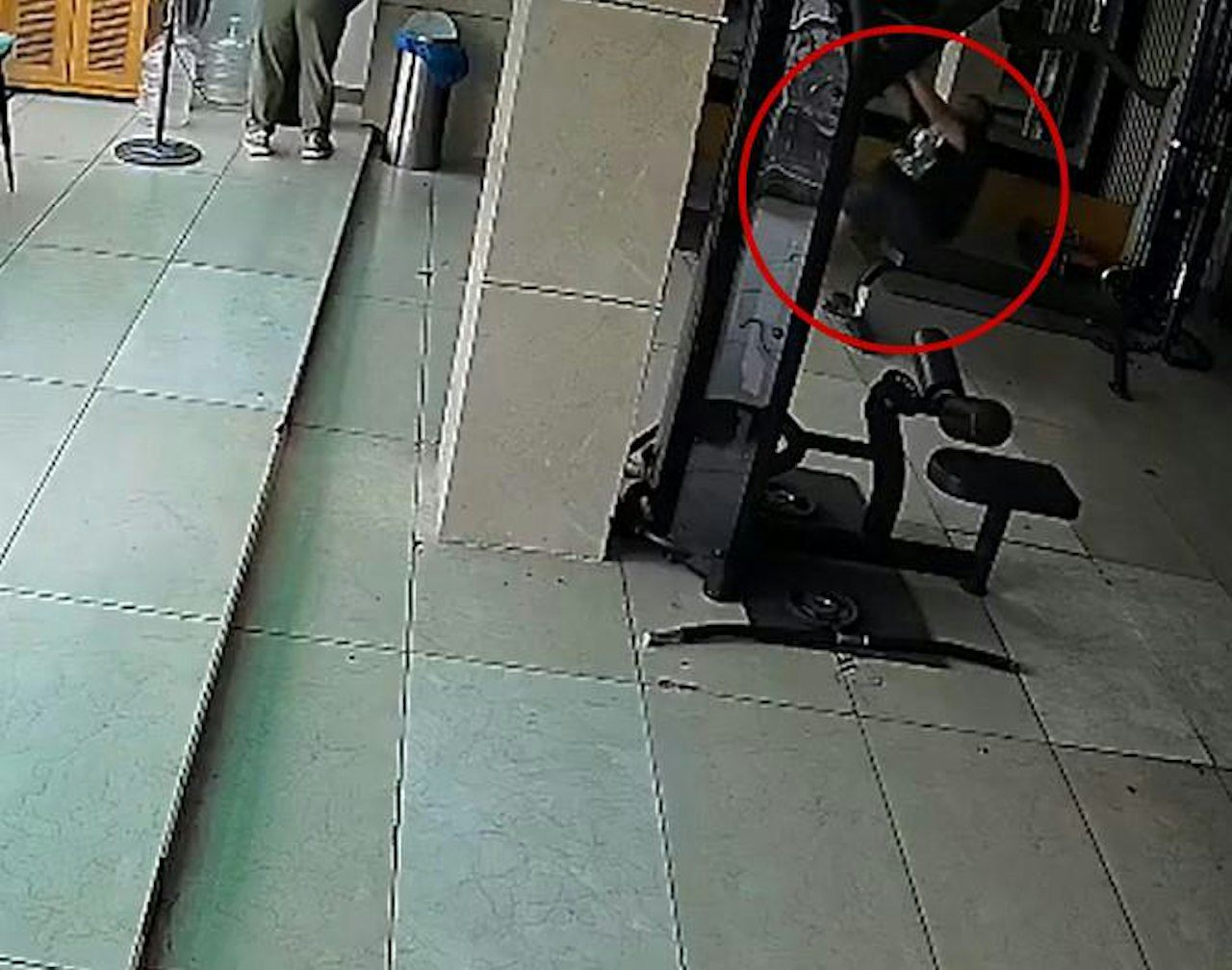 Vừa nâng tạ được 2 phút, người đàn ông đổ gục tại chỗ vì một thứ uống trước khi tập - 1