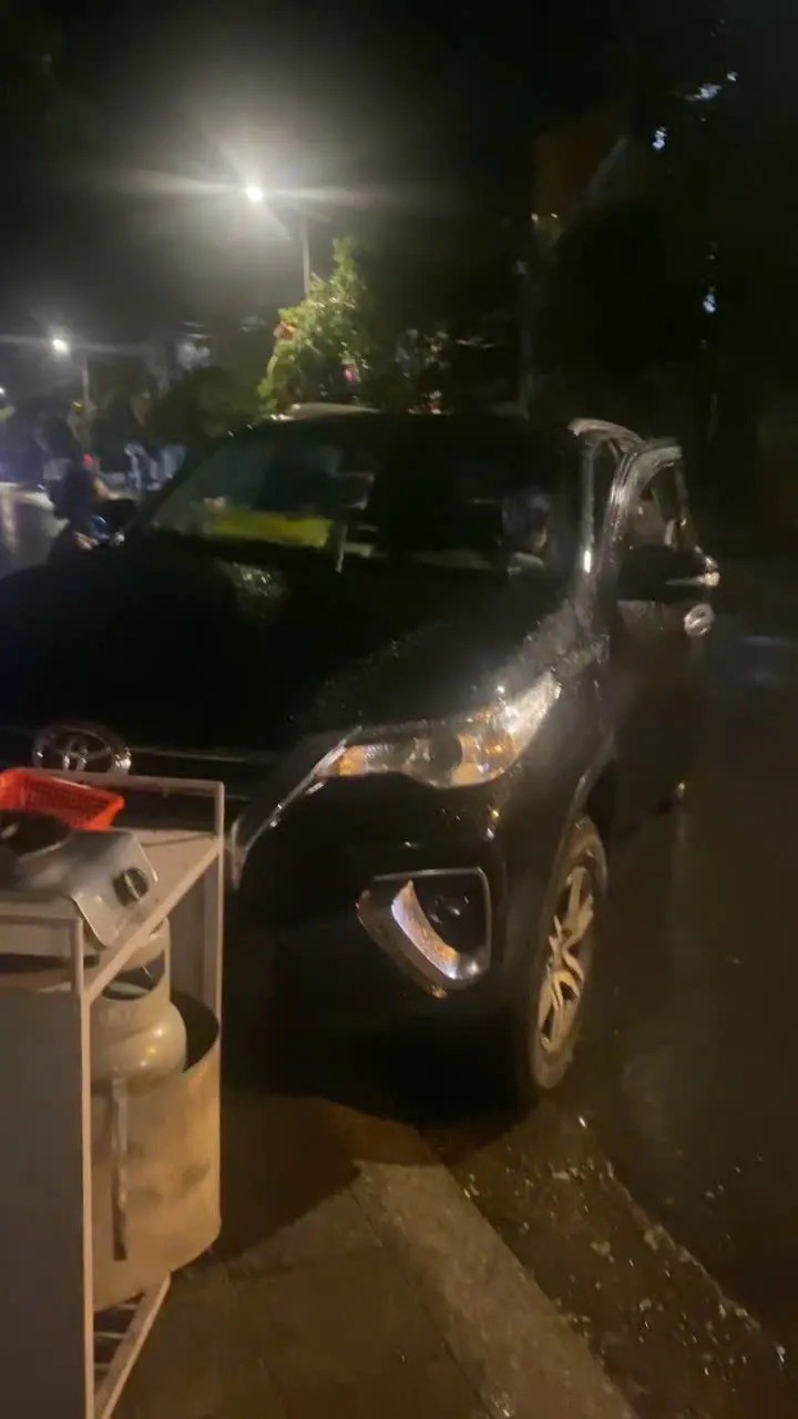 Người đàn ông điều khiển ô tô liên tục chửi bới, đòi tông người giữa đêm.