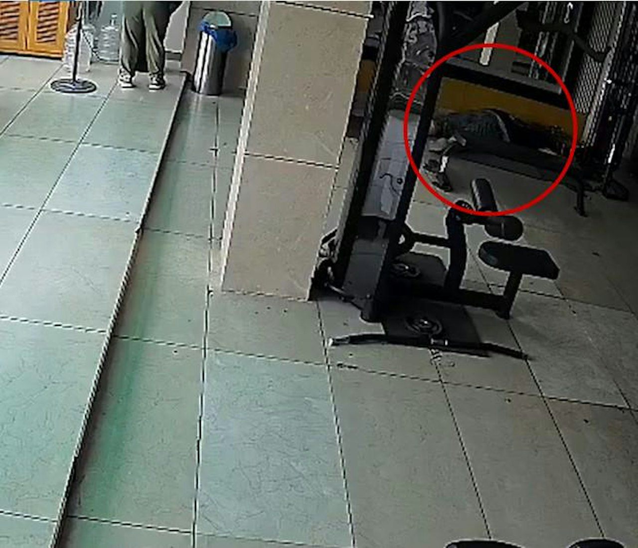 Vừa nâng tạ được 2 phút, người đàn ông đổ gục tại chỗ vì một thứ uống trước khi tập - 2