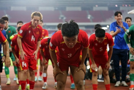 Thầy trò HLV Kim Sang Sik cúi đầu tri ân 10 khán giả "tiếp lửa" U23 Việt Nam