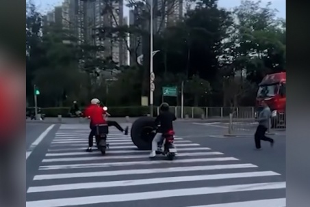 Clip: Thanh niên phi xe chặn lốp ô tô lăn giữa đường và cái kết “cực thốn”